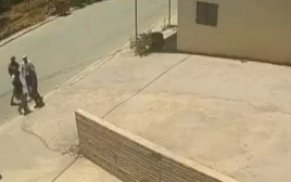 עימותים אלימים בין מתנחלים ופלסטינים בחווארה, חייל סייע למתנחלים (צילום: צילום מסך)