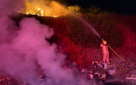 כיבוי שרפות בצפון בעקבות יירוטי שיגורים מאיראן (צילום: כבאות והצלה לישראל)