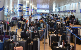 המזוודות נותרו בעמדות בזמן האזעקה בנתב"ג (צילום: אבשלום ששוני)