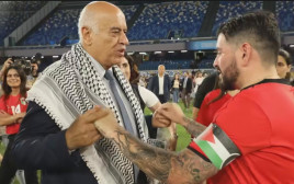 ג'יבריל רג'וב (משמאל) מעניק מגן הוקרה לדייגו מראדונה ג'וניור (צילום: צילום מסך)