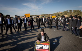 חסימות כבישים בהפגנות חרדים קיצונים נגד הגיוס (צילום: יונתן זינדל פלאש 90)