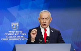 נתניהו במהלך מסיבת העיתונאים אמש (צילום: אוליבייה פיטוסי פלאש 90 )