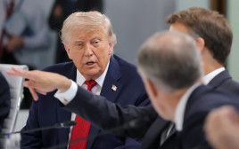 הנשיא טראמפ בפסגת ה-G7 באוויאן (צילום: REUTERS/Christian Hartmann)