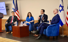 הפאנל בהשקה (מימין לשמאל): ד"ר יחיאל לייטר, ג'ון ספנסר, נטשה האוסדורף וחוסיין עבדול-חוסיין) (צילום: שמוליק עלמני, שגרירות ישראל בוושינגטון)