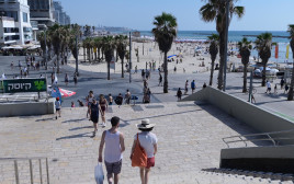 מזג אוויר. קיץ. חוף שרתון בתל אביב (צילום: אבשלום ששוני)