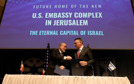 שר החוץ גדעון סער, שגריר ארה"ב בישראל, מייק האקבי (צילום: בועז אופנהיים, לע״מ )