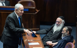 בנימין נתניהו, משה גפני ויצחק גולדקנופף בהצבעה על חוק יסוד לימוד תורה (צילום: יונתן זינדל פלאש 90)