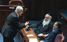 משה גפני, יצחק גולדקנופף ובנימין נתניהו (צילום: יונתן זינדל, פלאש 90)