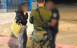 העברת הישראליות לידי כוחות הביטחון (צילום: דוברות המנהל האזרחי)