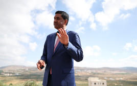 רו קאנה בביקור ביהודה ושומרון (צילום: רויטרס)