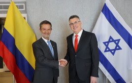 גדעון סער עם שר החוץ של קולומביה (צילום: שמוליק עלמני)