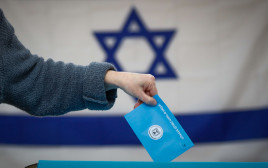 הצבעה בקלפי (צילום: אוליבייה פיטוסי פלאש 90 )