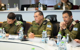 הרמטכ"ל רא"ל אייל זמיר בהערכת מצב באוגדת יו"ש (צילום: דובר צה"ל)