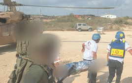 פינוי אחד הפצועים מהפיגוע בחוות גלעד (צילום: תיעוד מבצעי מד"א)