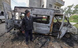 מכונית שרופה בכפר ג'אלוד ב-22 במרץ 2026 (צילום: Getty images)