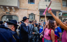 עימותים מחוץ לקפה "בסמטה" בירושלים עקב היותו פתוח בשבת (צילום: אורן בן חקון, פלאש 90)