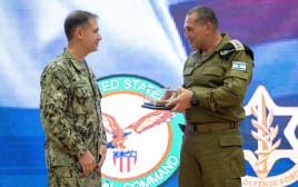 הרמטכ"ל רא"ל אייל זמיר ומפקד פיקוד המרכז של ארה"ב, אדמירל בראד קופר (צילום: דובר צה"ל)