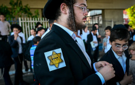 הפגנת חרדים נגד הגיוס עם טלאי צהוב (צילום: אבשלום ששוני, פלאש 90)