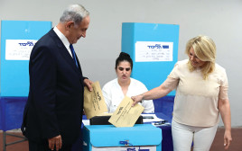 שרה נתניהו ובנימין נתניהו מצביעים בפריימריז של הליכוד, 2022 (צילום: תומר נויברג, פלאש 90)