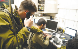 חיילים באגף המודיעין, 8200 (צילום: דובר צהל)