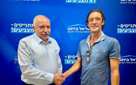 עו"ד יונתן יעקבוביץ', אביגדור ליברמן (צילום: ללא קרדיט)