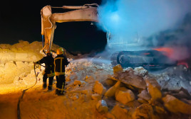 פעילי טרור יהודי הציתו ציוד הנדסי  בואדי רחים וריססו סיסמאות (צילום: שימוש לפי סעיף 27א')