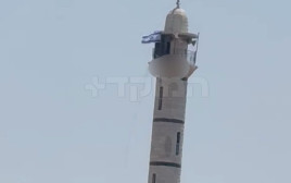 דגל ישראל מתנוסס בראש מסגד בטול כרם (צילום: שימוש לפי סעיף 27א')