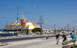תקיפה בעזה (צילום: REUTERS/Mahmoud Issa)