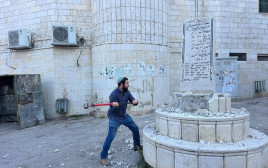 צבי סוכות הורס את האנדרטה (צילום: דוברות ח"כ צבי סוכות)