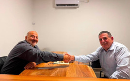 יואב סגלוביץ' ומנסור עבאס (צילום: דוברות רע"מ)