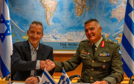 מעמד החתימה על מכירת מערכת ההגנה האווירית ליוון (צילום: דוברות משרד הביטחון)
