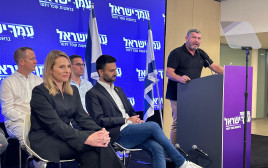 עופר וינטר במהלך ההצהרה (צילום: אבשלום ששוני)