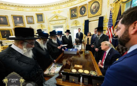 דונלד טראמפ וחסידי סאטמר בבית הלבן (צילום: יח"צ)