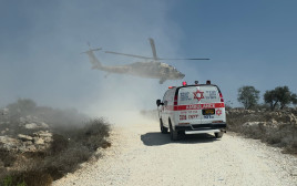 ניידת אמבולנס ומסוק בזירה (צילום: דוברות מד"א)