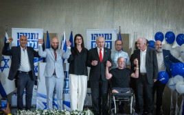 בנימין נתניהו ומשורייני הליכוד  (צילום: חיים גולדברג, פלאש 90)