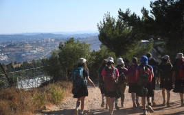 מטיילים בגוש עציון בחול המועד סוכות (צילום: בית הספר שדה כפר עציון)