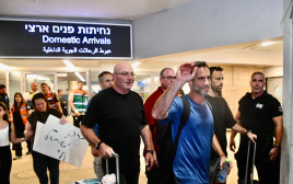 נוסעי טיסת פליי דובאי מתקבלים בנתב"ג (צילום: אבשלום ששוני)