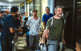 גיבורי הטיסה מדובאי בנתב"ג - ספטמבר 2026 (צילום: פלאש 90)