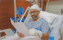 סמית מאצ'הר עם מכתבו של הנשיא הרצוג (צילום: דוברות בית הנשיא)