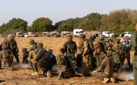 צה"ל מפנה פצועים מזירת הפיצוץ ברכס רמים (צילום: דובר צהל)