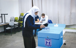 ערבים בקלפי כפר מנדא, מרץ 2021 (צילום: ג'מאל עוואד, פלאש 90)