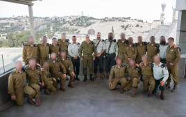 הרמטכל עם מסיימי קורס קצינים בחטיבת החשמונאים (צילום: דובר צה"ל)