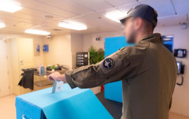 לוחם צה"ל מצביע בקלפי הצבאית לבחירות לכנסת ה-26 (צילום: דובר צה"ל)