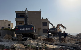 הריסת מבנים בלתי חוקיים בסמוך לזירת הפיגוע בחברון (צילום:  יחידת הפיקוח)