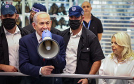 בנימין נתניהו עם מגפון, קניון בית שמש (צילום: Yaakov Lederman/Flash90)