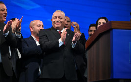 גדי איזנקוט במטה מפלגת "ישר!" (צילום: אבשלום ששוני)