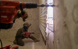 לוחמי צה"ל במהלך הריסת בתי המחבלים (צילום: דובר צה"ל)