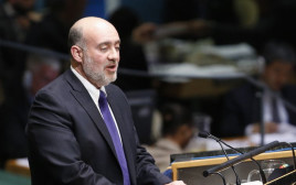 שגריר ישראל רון פרושאור בנאום באום (צילום: רויטרס)