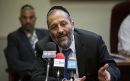 אריה דרעי במסיבת עיתונאים (צילום: פלאש 90)