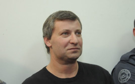 סטס מיסז'ניקוב במעצר (צילום: אבשלום ששוני)
